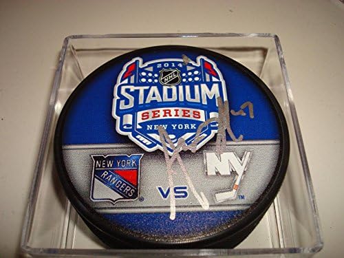 Andrew MacDonald İmzalı 2014 Stadyum Serisi Hokey Diski İmzalı Adalılar a-İmzalı NHL Diskleri